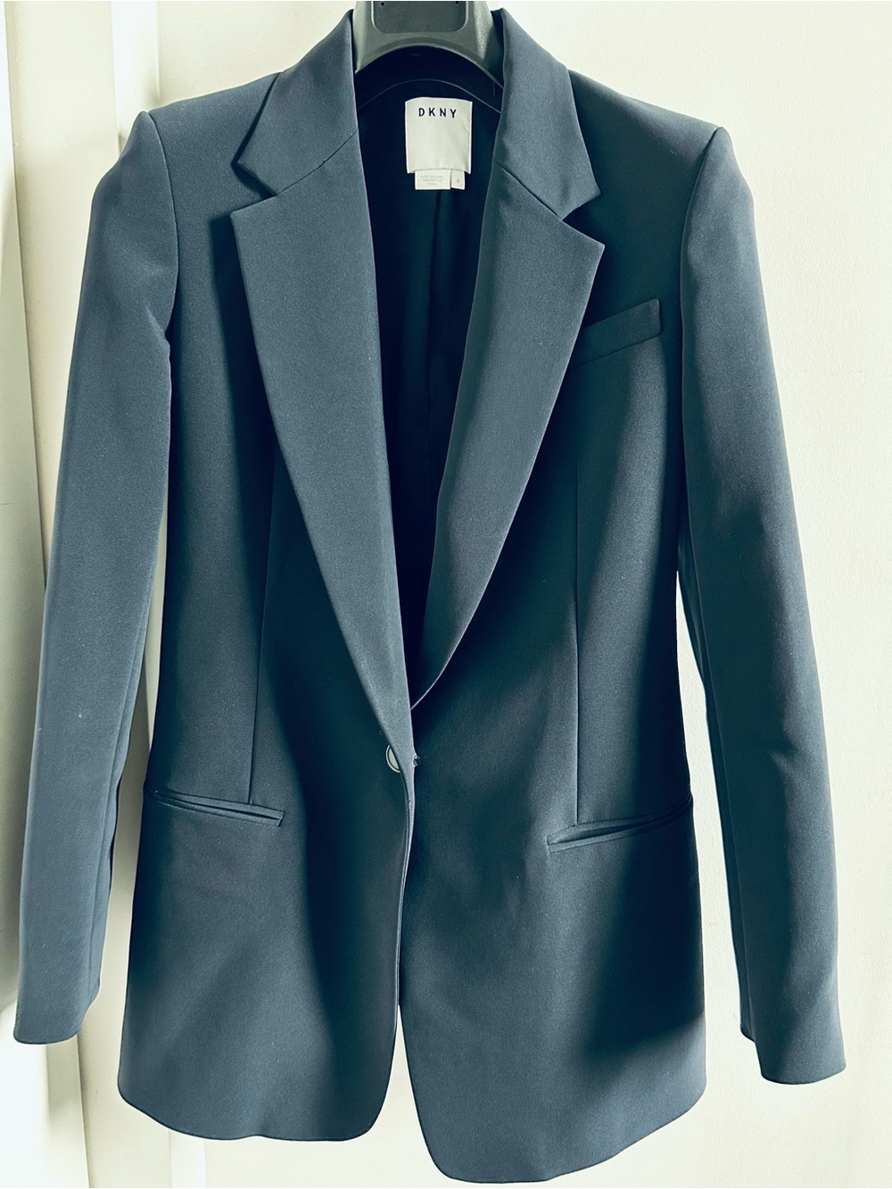 DKNY Women's Dark Navy Single-Button Blazer size 4. Relax fit .